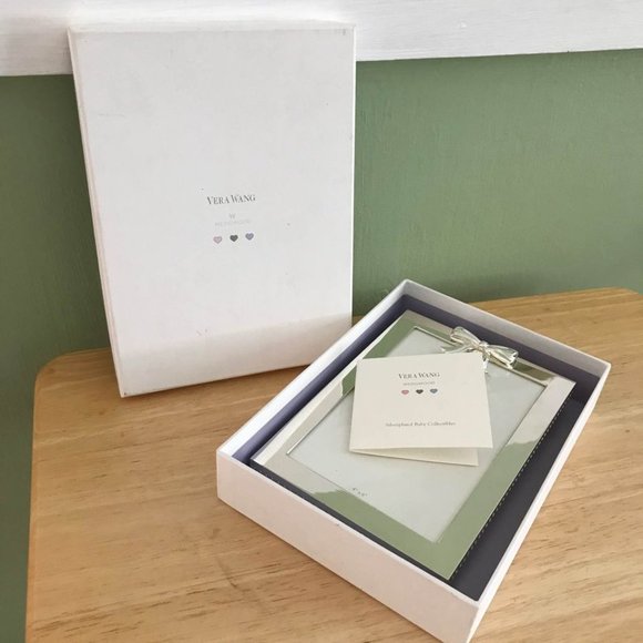 RARE FIND ~ Vintage Vera Wang by Wedgwood Baby Silverplated Frame 4x6 - Picture 3 of 6